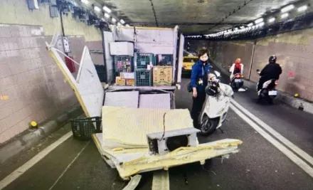 貨車未注意限高走地下道慘變敞篷車　機車騎士無辜被擊落雷殘摔傷