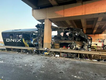 快訊/驚悚車禍畫面曝！巴西大巴高速撞爛「座椅外露」　釀10死42傷悲劇