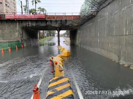 影/台南雨彈狂炸！大同地下道積水一度封閉　員警冒雨交管