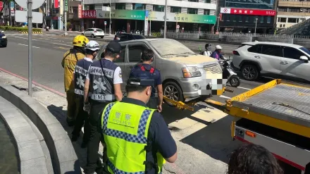 影/高雄美麗島站外火燒車！媽媽帶兒子上學突竄煙　2人驚逃