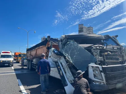 怎麼撞的？台74線3車連環車禍　砂石車車頂不見了