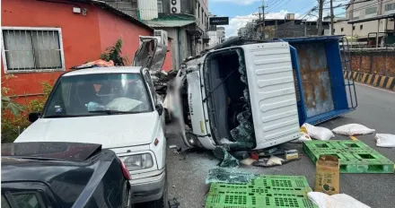 新北新莊追撞嚴重車禍！小車車身削半　貨車翻覆米袋散落一地