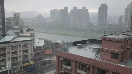 快訊/9縣市注意！氣象署發「大雨特報」　慎防雷擊、強陣風