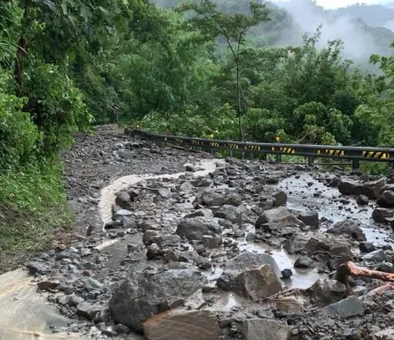 快訊/嘉義159甲線28K「落石雨」鋪滿道路　預警性封閉