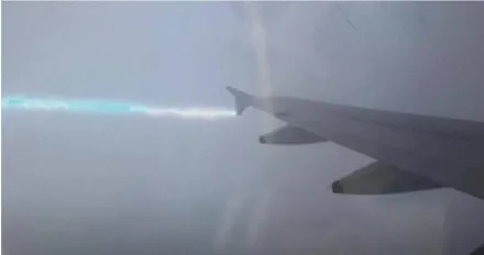 閃電直擊機翼！英國航空班機降落時遇雷擊　乘客目睹嚇瘋