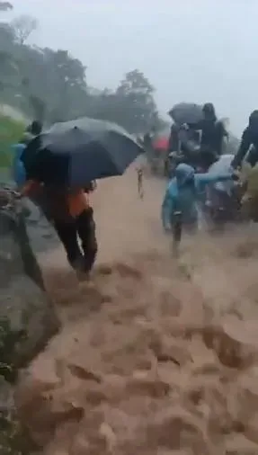 影/印度暴雨釀山洪...登山步道成湍急瀑布　遊客驚險避難畫面曝