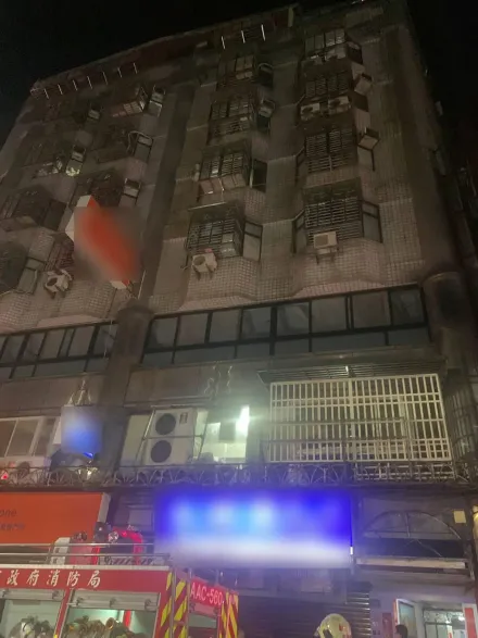 快訊/新莊5樓建物「5樓房間冒黑煙起火」！疑雜物釀災2住戶送醫