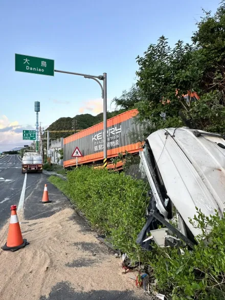 南迴大鳥段曳引車失控撞山壁！駕駛腳踝變形送醫　現場畫面曝光