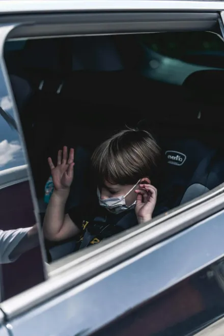 影/高溫大烤箱！3歲男童獨留車上遭反鎖「差點熱死」　警消急破窗救命