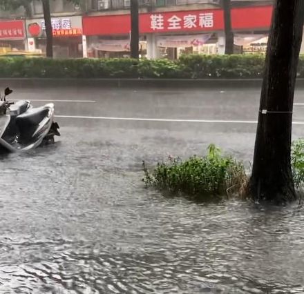 影/北市信義區災情超慘！4條街被淹成河　路人崩潰：怎麼回家