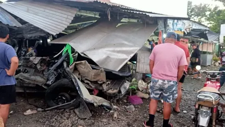 影/慘！一家14口擠皮卡深夜上高速　撞上公車致11死20餘傷