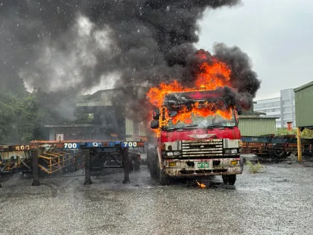 基隆七堵驚傳火燒車！聯結車不明原因起火　車頭全面燃燒