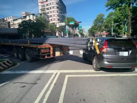 鋼筋過長迴轉出事！土城曳引車「搧巴掌」　休旅車鈑金凹陷