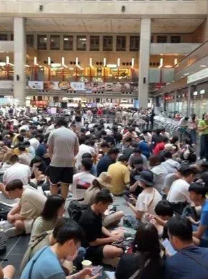 台北車站驚見低頭族塞滿大廳！　內行人揭：一年一度「寶可夢」年度盛事