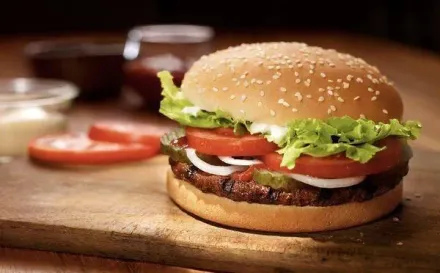 25歲男天天吃「漢堡」養出大腸癌！醫示警「4危險症狀」要注意