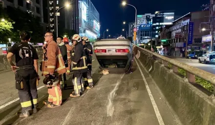 快訊/新北新店自小客自撞翻車　駕駛40歲男受傷送醫