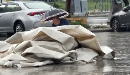 快訊/狂風暴雨夾擊！斗南田徑場帆布遭吹落　躲雨民眾「驚嚇狂奔」