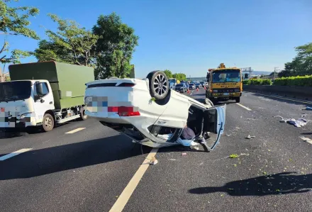 國1南向166K自撞護欄烏龜翻！轎車駕駛及時爬出…有驚無險