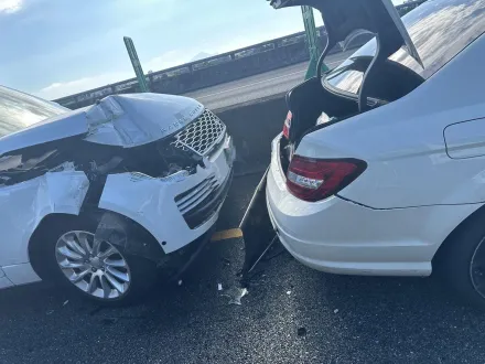 國5宜蘭頭城段5豪車追撞畫面曝！豪華休旅車追尾賓士　遊覽車車頭毀
