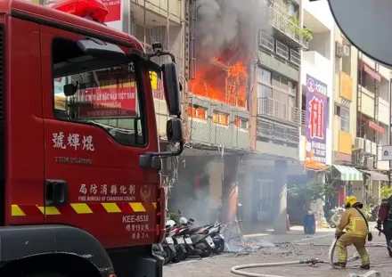 快訊/彰化火車站附近民宅大火　火勢猛烈延燒7戶警消灌救