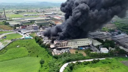 影/另角度恐怖空拍！台南工廠爆炸屋頂炸飛　農地拔起黑煙惡龍