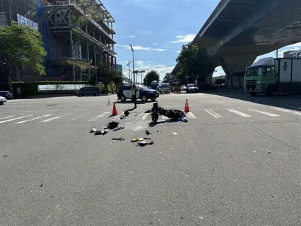 砂石車女駕駛疑闖紅燈！26歲騎士瞬間噴飛　命危送醫搶救