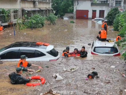 陝西暴雨成災！寶雞市「單日降1個月雨量」　水深逾2公尺多車被沖走