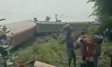 急抱行李逃出車廂畫面曝光！印度北方火車嚴重出軌　翻覆受損傷亡慘重