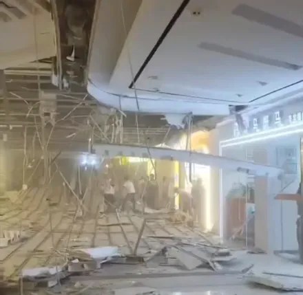 影/驚魂一刻！商場「天花板突坍塌」禍及室內遊樂園　6人受傷包括兒童