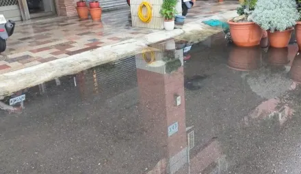 凱米颱風近逼逢大潮！旗津大晴天「海水倒灌」　居民出動沙包迎戰