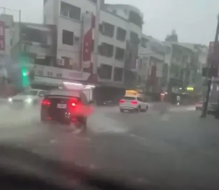 快訊/台南重災區「豪雨下到晚上」！6縣市狂風驟雨伴雷擊