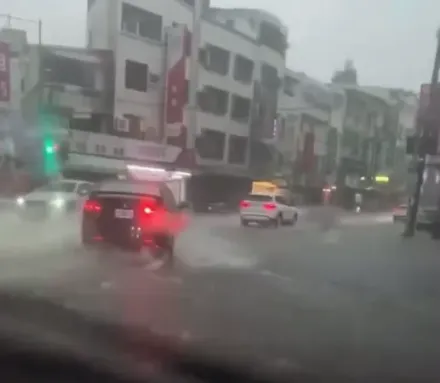 快訊/台南雨好大！新市馬路變「小溪」　永康保生宮前騎車在渡河