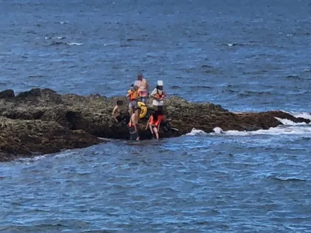 新北遊艇快樂出航遇引擎故障　象鼻岩旁「7人受困礁岩」
