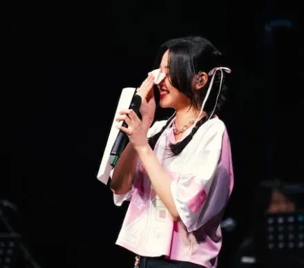 人生首場演唱會就宣布「暫別」　18歲女歌手淚灑舞台