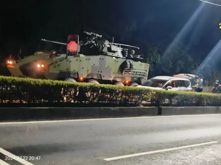 快訊/雲豹裝甲車遭自小客車撞擊！駕駛恐面臨破億賠償　新北八里全程目擊