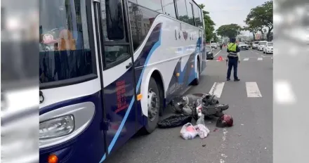命大！彰化婦人騎車遭聯結車、公車夾殺　「機車遭輾壓全毀」…她幸運僅輕傷