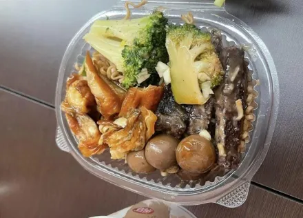 墾丁搬來的？屏東縣民公園滷味「4樣280元」　業者：泡麵、米血比較重