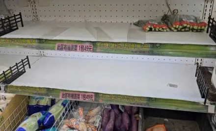 影/颱風天掃貨即景！宜蘭超市菜架全被掃光　新竹貨架「空空如也」
