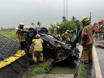 快訊/凱米颱風害的？國3新化段車衝出高架墜「平面道路」　父女送醫