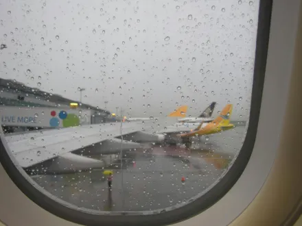 颱風天驚魂！客機4度起降「繞82分鐘才落地」　乘客嚇到「狂念佛經」