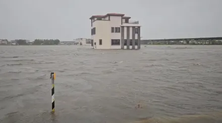 影/凱米颱風灌豪雨！宜蘭壯圍農田淹成「整片汪洋」　民宅變孤島