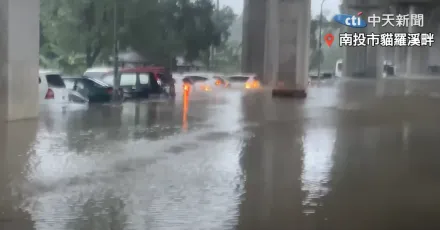 影/貓羅溪暴漲！情侶颱風天甜蜜睡車上「洪水鬧場淹進車」　驚見30多車泡水