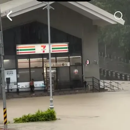 凱米颱風雨炸高雄！月世界泡水、道路變河流　網紅超商慘被洪水圍困