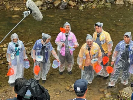 抓蝦狼狽畫面曝光！王仁甫生意腦喊價1隻200元　阿龐1動作被說「貪婪」