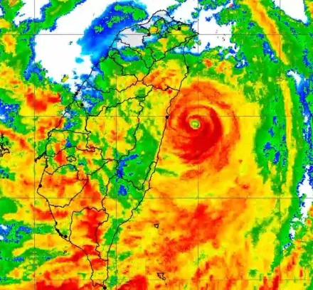 影/「護國神山」對決凱米颱風！颱風眼消失　氣象粉專：神奇的力量