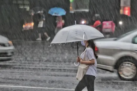 快訊/凱米挾豪雨！全台警戒　9縣市達「超大豪雨」等級