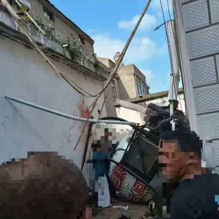 機體「倒栽蔥」卡2屋間！江蘇住宅區驚傳直升機墜毀　釀1死1傷