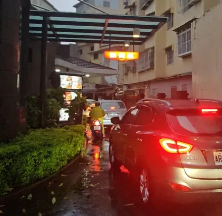 得來速！得來慢？颱風天「開車排吃速食」麻煩先等好幾下　至少半小時起跳
