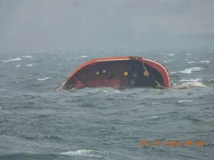 菲油輪翻覆沉船「1人失蹤」燃油外洩　當局調查是否受凱米颱風影響