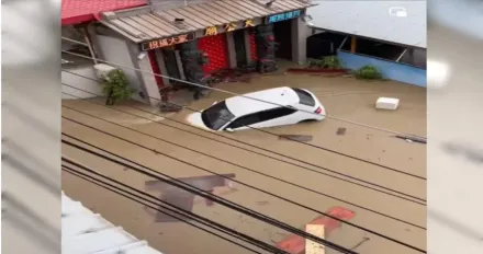 影/車車不要走！高雄小巷變漂漂河　白色掀背車神奇急閃天公廟